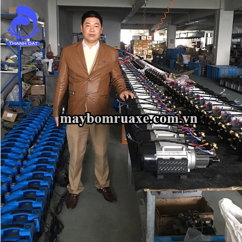 Lãnh đạo công ty Thành Đạt tham quan nhà máy sản xuất máy rửa xe